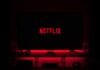телевізор із плоским екраном, на якому відображається логотип Netflix