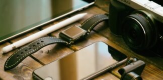 space gray iPhone 6 on brown wooden table