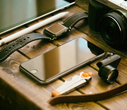 space gray iPhone 6 on brown wooden table
