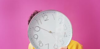 Бесплатное стоковое фото с аналоговый, время, желтая рубашка