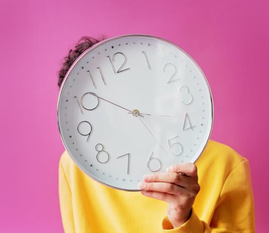 Brezplačna fotografija z analognim, časom, rumeno rubaško