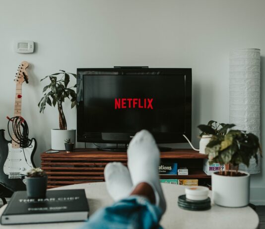 swarte flat screen tv ynskeakele werjaan 11