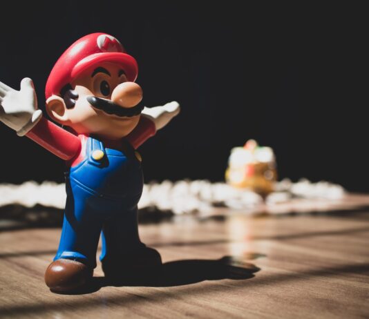 Figura de Super Mario sobre superficie marrón.