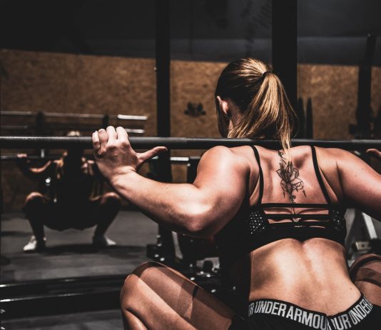 woman lifting barbel