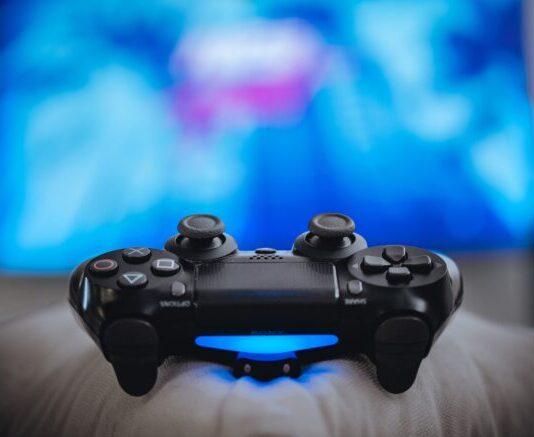 crni sony ps 4 igraći kontroler