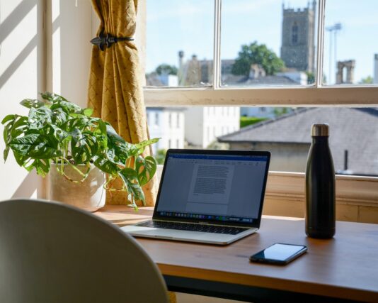 macbook pro sul tavolo di legno marrone