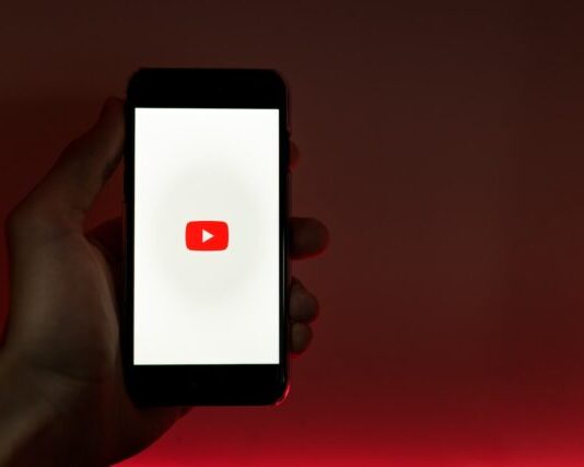 YouTube-a İnternetə çıxışı olan əl tutan smartfon