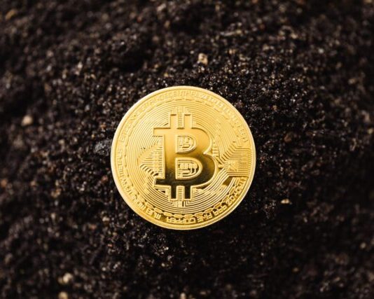 لقطة مقربة لعملة بيتكوين على الأرض
