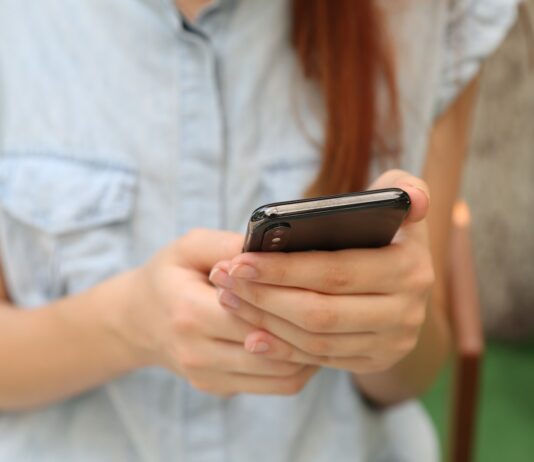 iPhone X erabiltzen duen pertsona