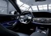 Interior del coche BMW negro y gris.