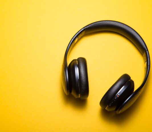 fotografi flatlay dari headphone nirkabel