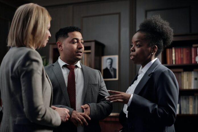 free-businesspeople-talking-stock-photo Free Businesspeople Talking Stock Photo