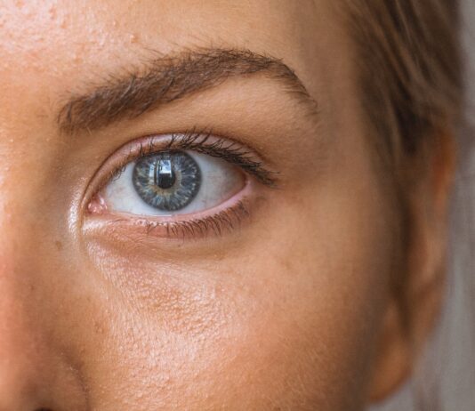 close-up photo of persons eye