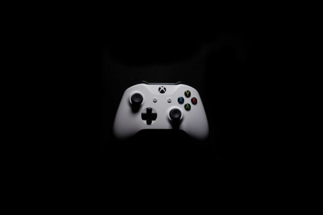 Photo by Sebastian DC white Microsoft Xbox One controller