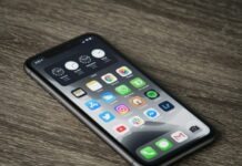 Best App Builders to Create Your iOS Apps black iphone 5 on brown wooden table