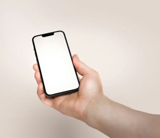 คนที่ถือโทรศัพท์มือถืออยู่ในมือ