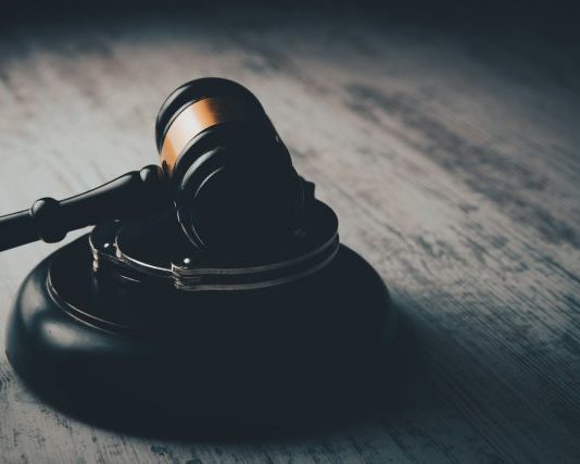 木のテーブルの上に置かれた裁判官の証書
