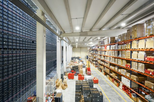 Photo by Alberto Rodríguez a large warehouse filled with lots of boxes