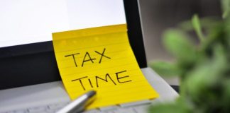 အခွန်အချိန်ဇယားရေးထားသော အဝါရောင်ကပ်ခွာမှတ်စု။