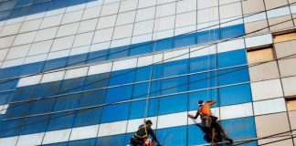 ပြတင်းပေါက်ဆေးသမားတွေက အဆောက်အဦးမြင့်တစ်ခုကို သန့်ရှင်းရေးလုပ်နေကြတယ်။