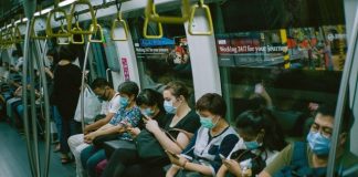 cov neeg zaum ntawm lub rooj zaum tsheb ciav hlau